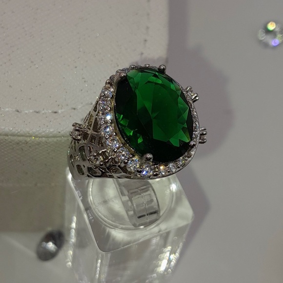 Stunning Emerald Zircon Chunky Cocktail Ring - Picture 8 of 11